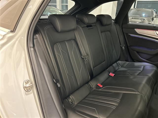 A6アバント45 TFSI クワトロ スポーツ 4WD