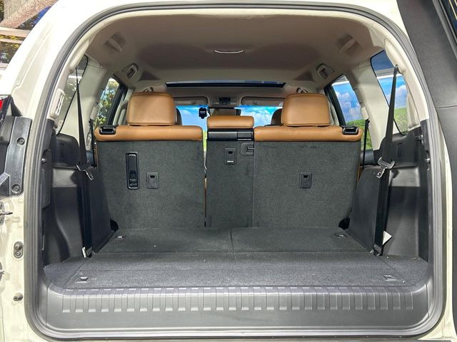 ���i�̂���������ʋ΁A���}���ɏ\���ȉ׎��X�y�[�X���m�ۂ��Ă���܂��B�Z�J���h�V�[�g��|���ƁA�傫�ȉו��̐ύڂ��\�ł���