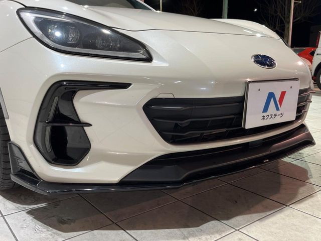 【STIエアロパッケージ】フロント・サイド・リアをSTIのエアロで統一。外観のスポーティーさを際立たせてくれるだけでなく、高速走行時の空力バランスを最適化してくれます。