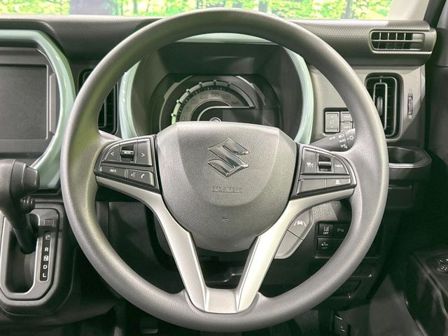 �C���e���A�ɍ��킹���f�U�C���̃X�e�A�����O�́A�^�]�������̂��Ƃ��l���A�^�]���₷���`��A�傫���ł��B�����x�A���ۂɐG���Ă��m���߂��������B