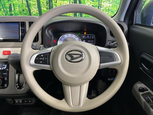 �C���e���A�ɍ��킹���f�U�C���̃X�e�A�����O�́A�^�]�������̂��Ƃ��l���A�^�]���₷���`��A�傫���ł��B�����x�A���ۂɐG���Ă��m���߂��������B