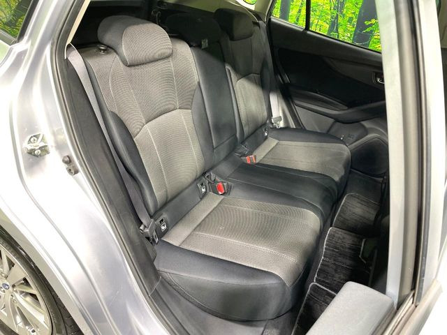 後部座席も気になるようなキズ・汚れやへたり等、大きなダメージはなく、良好な状態です。