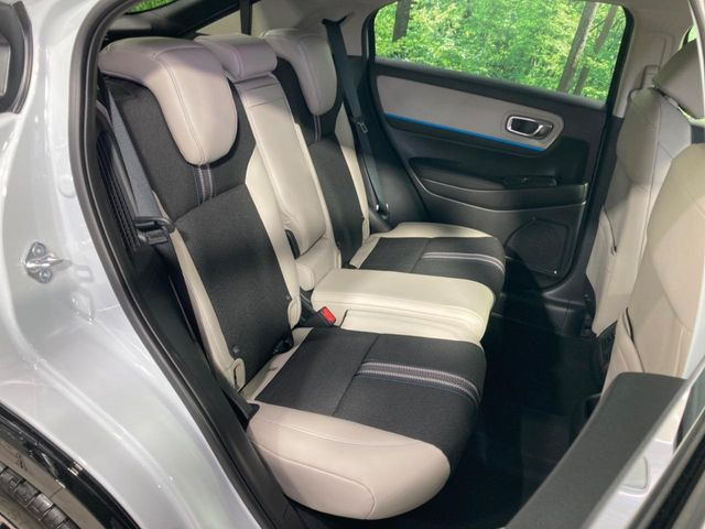 後部座席も気になるようなキズ・汚れやへたり等、大きなダメージはなく、良好な状態です。