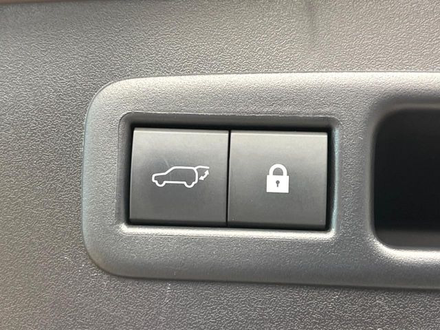 【ハンズフリーパワーバックドア】リアバンパー下部に足先を出し入れするだけでバックドアが自動で開閉♪両手が荷物でふさがっている時でもラクラク開閉操作が行えます!