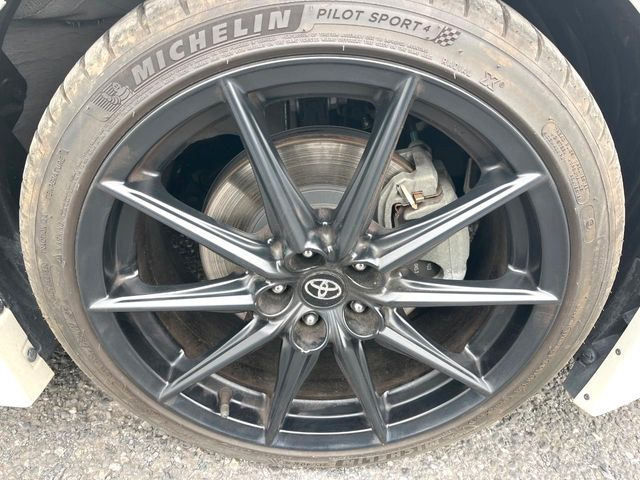 �y�����A���~�z�C�[���z�O�ςɃ}�b�`���������A���~�z�C�[���𑕒����Ă���܂��B�e��ЊO�A���~�z�C�[����A�X�^�b�h���X�^�C�����戵�����Ă���܂��B���񂲑��k����������