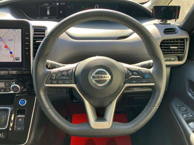 ステアリングもスベスベできれいです!