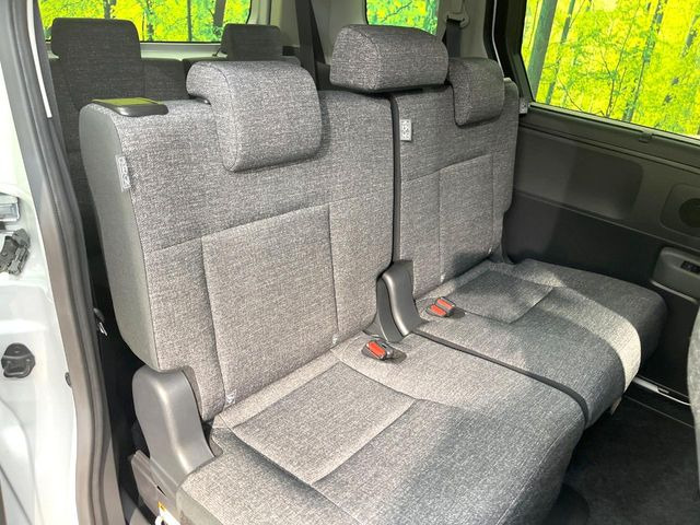 後部座席も気になるようなキズ・汚れやへたり等、大きなダメージはなく、良好な状態です。