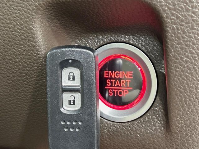 【Hondaスマートキー】カバンやポケットに入れたままでもドアの施錠・解錠が可能なスマートキーを装備。エンジンのオン・オフ時もカギを取り出す必要が無いからとっても便利です♪