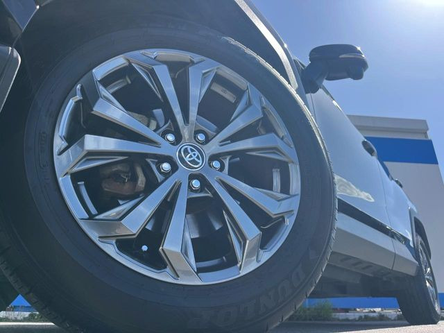 【純正18インチアルミホイール】外観にマッチした純正アルミホイールを装着しております。各種社外アルミホイールや、スタッドレスタイヤも取扱いしております。是非ご相談ください♪