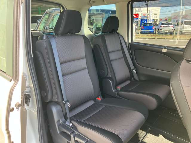 使用感のないきれいな2列目シートです!