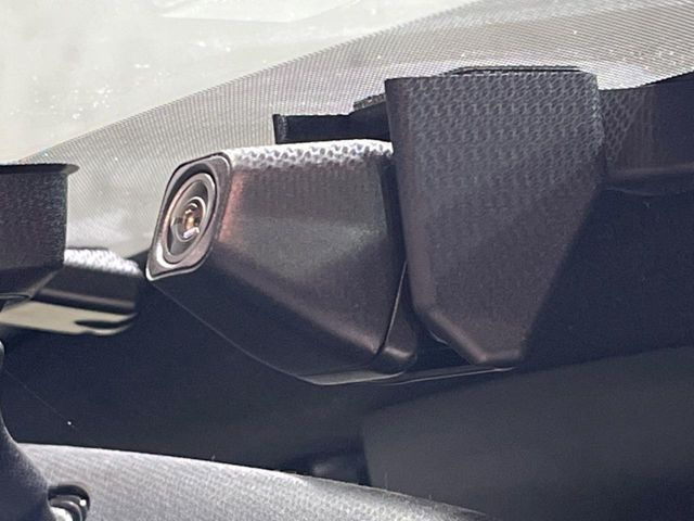 【ドライブレコーダー】安心・安全なカーライフに必須のドライブレコーダーを装備!走行中はもちろん、あおり運転や事故に遭遇した際の状況も映像で記録し、万一のリスクに備えます。