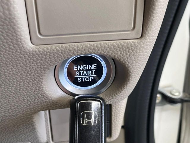 �yHonda�X�}�[�g�L�[�z�J�o����|�P�b�g�ɓ��ꂽ�܂܂ł��h�A�̎{���E�������\�ȃX�}�[�g�L�[�𑕔��B�G���W���̃I���E�I�t�����J�M�����o���K�v����������Ƃ��Ă��֗��ł���