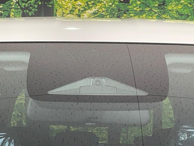 【ホンダセンシング】走行中に前方の車両等を認識し、衝突しそうな時は警報とブレーキで衝突回避と被害軽減をアシスト。より安全にドライブをお楽しみいただけます。