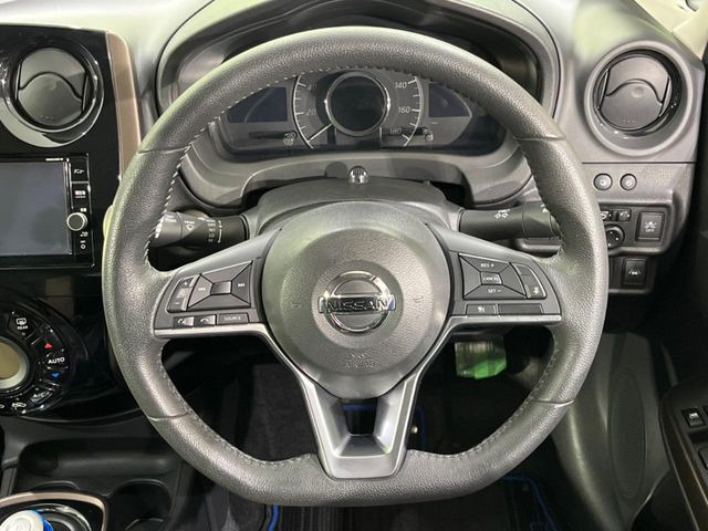 �C���e���A�ɍ��킹���f�U�C���̃X�e�A�����O�́A�^�]�������̂��Ƃ��l���A�^�]���₷���`��A�傫���ł��B�����x�A���ۂɐG���Ă��m���߂��������B