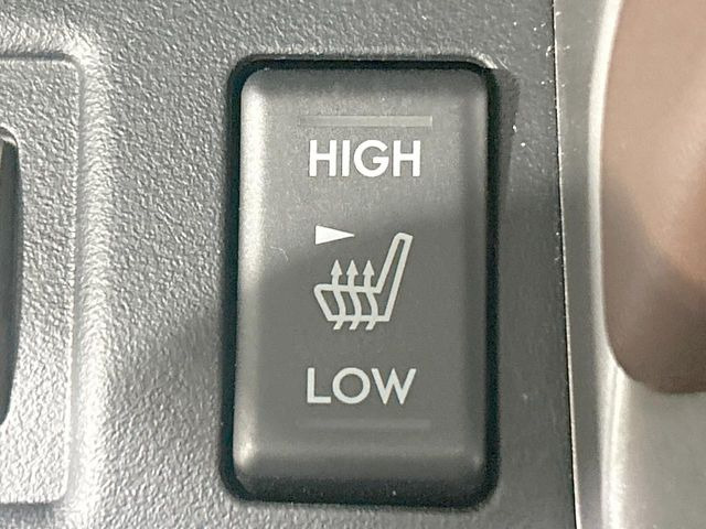 【前席+後席シートヒーター】寒い日に重宝するシートヒーターを後席にも装備!エアコンより早く温まってくれるので寒がりの人も安心ですね♪エアコンの温風は乾燥するから苦手、という方にもをおすすめです。