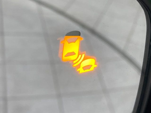 【ブラインドスポットインフォメーション】走行中、ドアミラーの死角になりやすい箇所に後続車が接近するとサイドミラー付近に警告を表示、ドライバーに注意喚起をしてくれます。