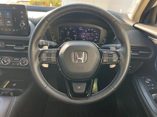 �C���e���A�ɍ��킹���f�U�C���̃X�e�A�����O�́A�^�]�������̂��Ƃ��l���A�^�]���₷���`��A�傫���ł��B�����x�A���ۂɐG���Ă��m���߂��������B