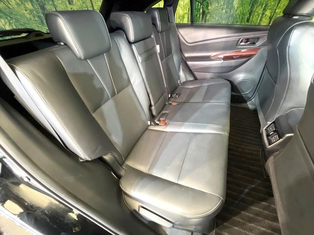 後部座席も気になるようなキズ・汚れやへたり等、大きなダメージはなく、良好な状態です。