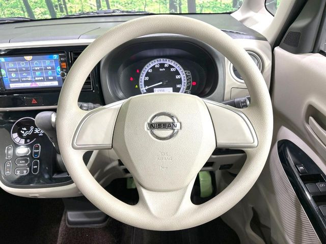 �C���e���A�ɍ��킹���f�U�C���̃X�e�A�����O�́A�^�]�������̂��Ƃ��l���A�^�]���₷���`��A�傫���ł��B�����x�A���ۂɐG���Ă��m���߂��������B