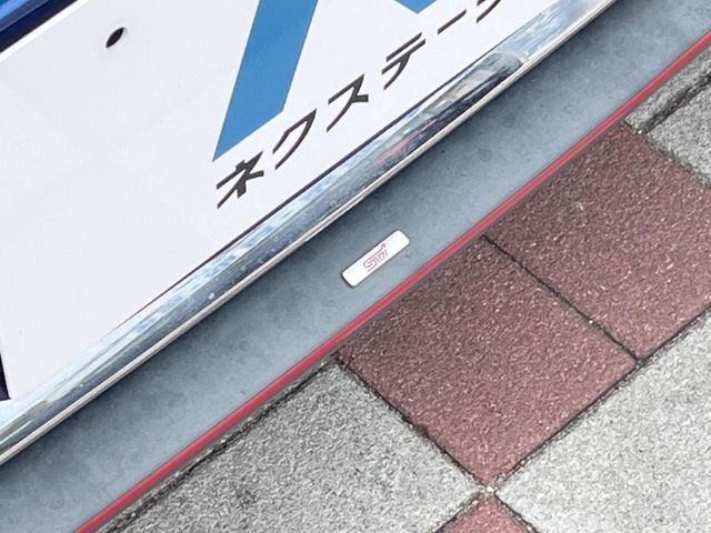 �ySTI�X�^�C���p�b�P�[�W�z�t�����g�E�T�C�h�E���A��STI�̃G�A���œ���B�O�ς̃X�|�[�e�B�[�����ۗ������Ă���邾���łȂ��A�������s���̋�̓o�����X���œK�����Ă���܂��B