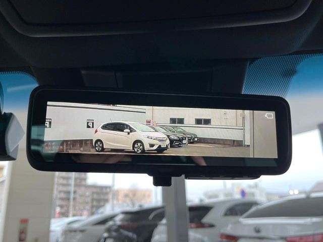 【デジタルインナーミラー】後席の大きな荷物や同乗者で後方が確認しづらい時でも安心!カメラが撮影した車両後方の映像をルームミラー内に表示。クリアな視界で状況の確認が可能です!