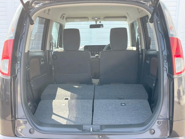 普段のお買い物や通勤、送迎等に十分な荷室スペースを確保しております。セカンドシートを倒すと、大きな荷物の積載も可能です♪
