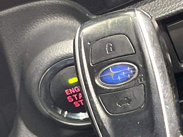 【アクセスキー&プッシュスタート】カバンやポケットに入れたままでもドアの施錠・解錠が可能なスマートキーを装備。エンジンのオン・オフ時もカギを取り出す必要が無く、ボタンをプッシュするだけでOK♪