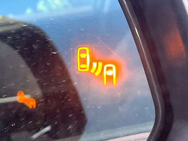 【ブラインドスポットモニター】走行中、ドアミラーの死角になりやすい箇所に後続車が接近するとサイドミラーのレンズに警告を表示!ドライバーに注意喚起をしてくれます。