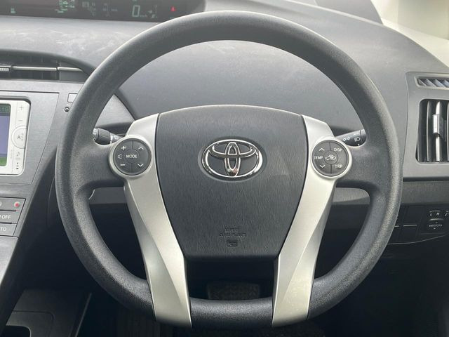 �C���e���A�ɍ��킹���f�U�C���̃X�e�A�����O�́A�^�]�������̂��Ƃ��l���A�^�]���₷���`��A�傫���ł��B�����x�A���ۂɐG���Ă��m���߂��������B