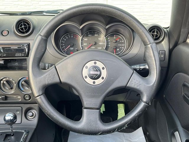 �C���e���A�ɍ��킹���f�U�C���̃X�e�A�����O�́A�^�]�������̂��Ƃ��l���A�^�]���₷���`��A�傫���ł��B�����x�A���ۂɐG���Ă��m���߂��������B