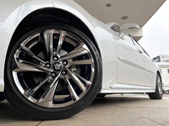 【純正18インチアルミホイール】外観にマッチした純正アルミホイールを装着しております。各種社外アルミホイールや、スタッドレスタイヤも取扱いしております。是非ご相談ください♪