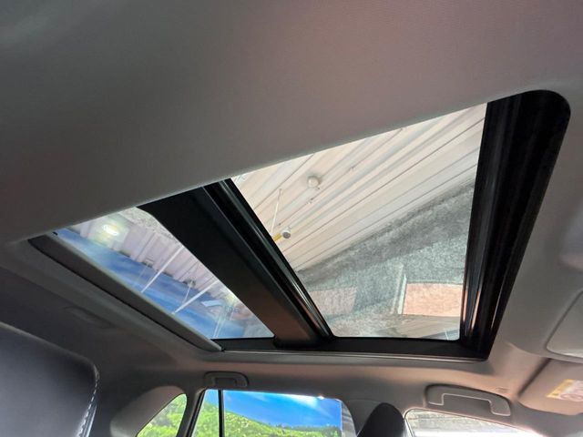 【大型サンルーフ】車内の解放感が一気に上がる大型のパノラマルーフ!季節を問わず開放的で快適なドライブをお楽しみいただけます。流通量も少なく希少価値の高い人気の装備です♪