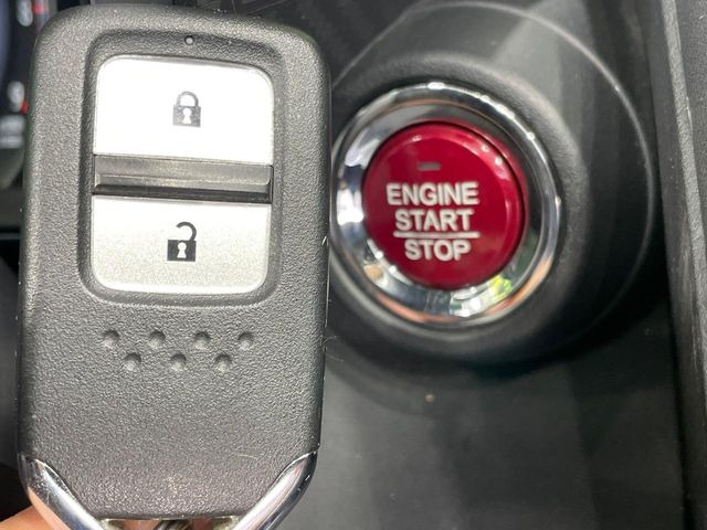 �yHonda�X�}�[�g�L�[�z�J�o����|�P�b�g�ɓ��ꂽ�܂܂ł��h�A�̎{���E�������\�ȃX�}�[�g�L�[�𑕔��B�G���W���̃I���E�I�t�����J�M�����o���K�v����������Ƃ��Ă��֗��ł���