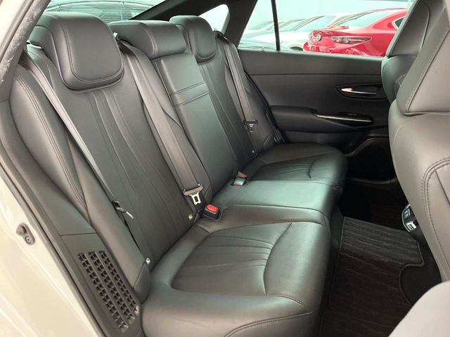 広々とした2列目シートは居住性が高く、居心地も快適!友達や家族とのお出かけにぴったりです。ベビーシートやチャイルドシート使用時も快適にお過ごしいただける十分な空間を確保しています。