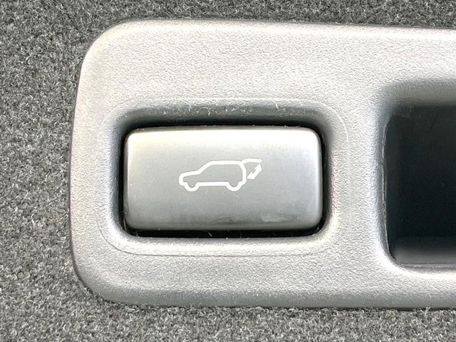 【パワーバックドア】スマートキーや運転席のボタンを押すだけでリアゲートが自動で開閉します!荷物を持っている時や、高い位置にあるバックドアを閉める際に便利な機能です♪