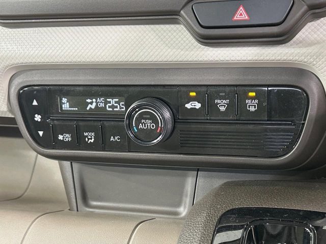 【オートエアコン】一度お好みの温度に設定すれば、車内の温度を検知し風量や温度を自動で調整。暑い&hellip;寒い&hellip;と何度もスイッチ操作をする必要はありません。快適な車内空間には必須の機能ですね♪