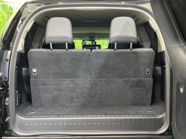 ���i�̂���������ʋ΁A���}���ɏ\���ȉ׎��X�y�[�X���m�ۂ��Ă���܂��B�T�[�h�V�[�g��|���ƁA�傫�ȉו��̐ύڂ��\�ł���