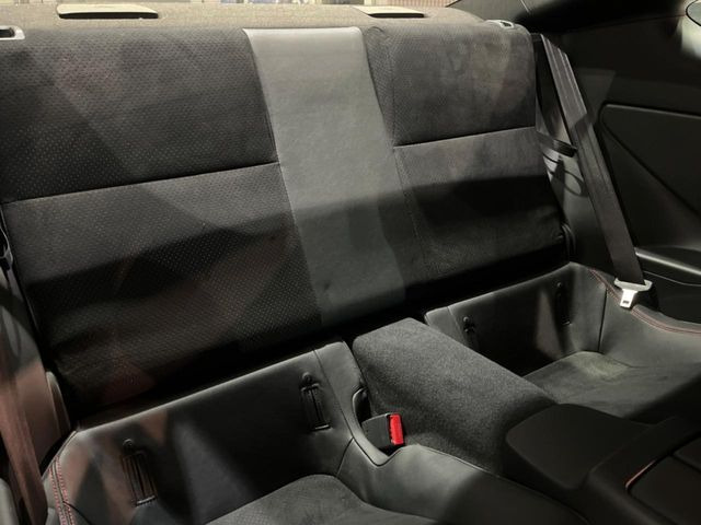 後部座席も気になるようなキズ・汚れやへたり等、大きなダメージはなく、良好な状態です。