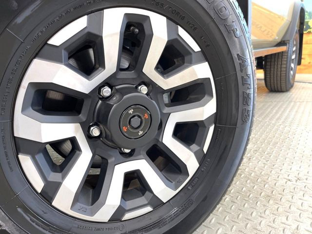 �y���������C���`�A���~�z�C�[���z�O�ςɃ}�b�`���������A���~�z�C�[���𑕒����Ă���܂��B�e��ЊO�A���~�z�C�[����A�X�^�b�h���X�^�C�����戵�����Ă���܂��B���񂲑��k����������