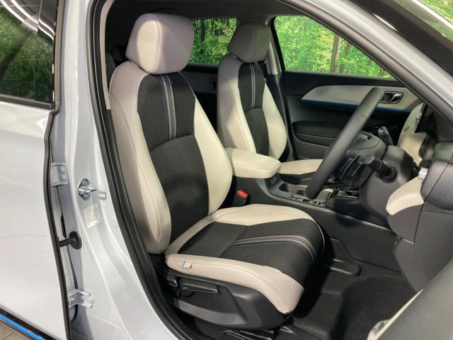 【ハーフレザーシート】高級感と座り心地を両立した人気のシート♪背面・座面のファブリック素材は、通気性の良さや滑りにくさに優れています。気温や服装に左右されず快適にお乗りいただけます。