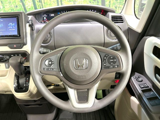 �C���e���A�ɍ��킹���f�U�C���̃X�e�A�����O�́A�^�]�������̂��Ƃ��l���A�^�]���₷���`��A�傫���ł��B�����x�A���ۂɐG���Ă��m���߂��������B