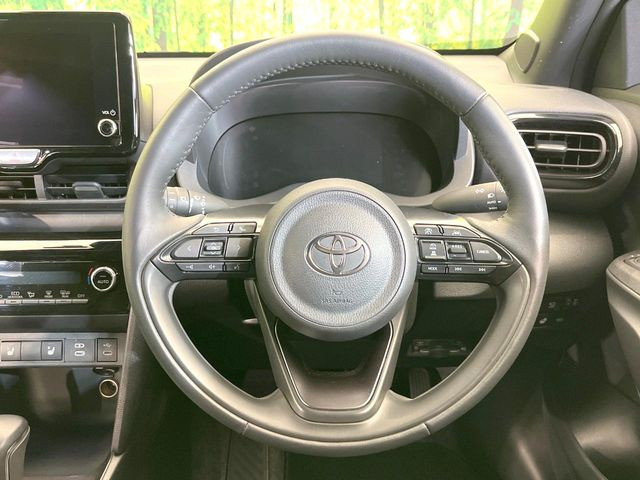 �C���e���A�ɍ��킹���f�U�C���̃X�e�A�����O�́A�^�]�������̂��Ƃ��l���A�^�]���₷���`��A�傫���ł��B�����x�A���ۂɐG���Ă��m���߂��������B