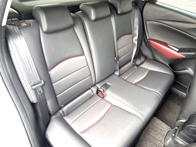 後部座席も気になるようなキズ・汚れやへたり等、大きなダメージはなく、良好な状態です。