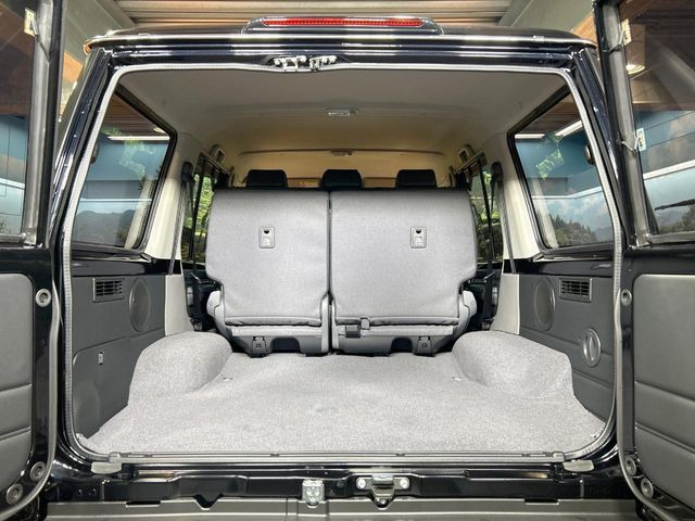 ���i�̂���������ʋ΁A���}���ɏ\���ȉ׎��X�y�[�X���m�ۂ��Ă���܂��B�Z�J���h�V�[�g��|���ƁA�傫�ȉו��̐ύڂ��\�ł���