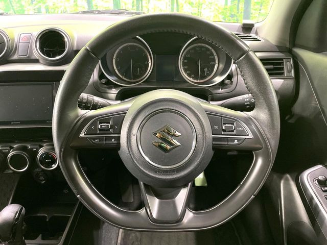 �C���e���A�ɍ��킹���f�U�C���̃X�e�A�����O�́A�^�]�������̂��Ƃ��l���A�^�]���₷���`��A�傫���ł��B�����x�A���ۂɐG���Ă��m���߂��������B