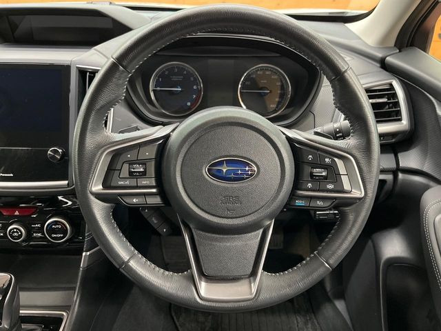 �y�����v�����X�e�A�����O�z�㎿�Ȋv���g�p���邱�ƂŁA��ɂ����������݂ƂĂ��^�]���₷���n���h���ł���