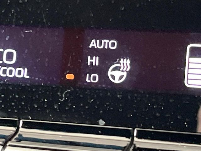 【ステアリングヒーター】冬場に冷たくなりやすい革巻きステアリングを、スイッチ一つで素早く適温に!エアコンよりも早く温まってくれるので、寒い日の運転も快適になりますね♪