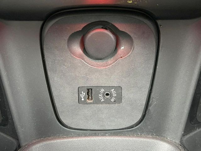 ��USB�EAUX�ڑ�:���莝���̃~���[�W�b�N�v���[���[��ڑ����A�ԓ��ł��C�ɓ���̉��y���C�y�Ɋy���ނ��Ƃ��ł��܂���