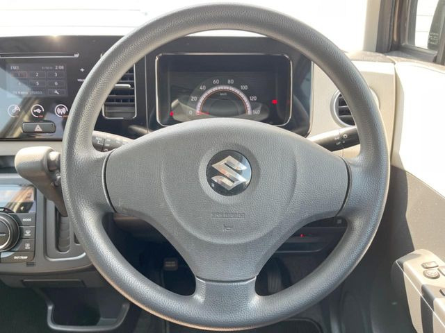 インテリアに合わせたデザインのステアリングは、運転される方のことも考え、運転しやすい形状、大きさです。是非一度、実際に触ってお確かめください。