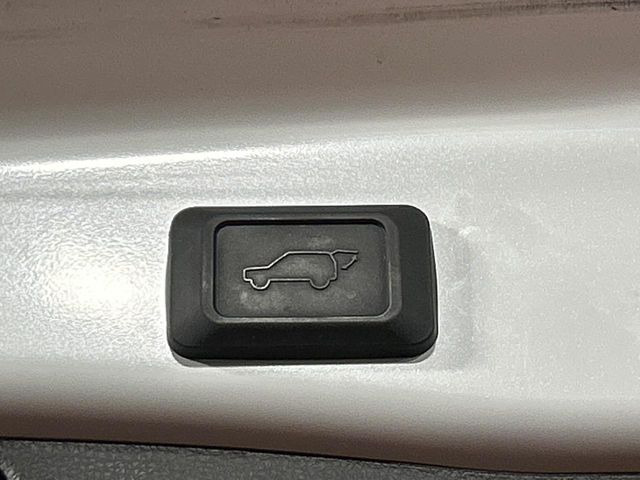 【パワーバックドア】スマートキーや運転席のボタンを押すだけでリアゲートが自動で開閉します!荷物を持っている時や、高い位置にあるバックドアを閉める際に便利な機能です♪